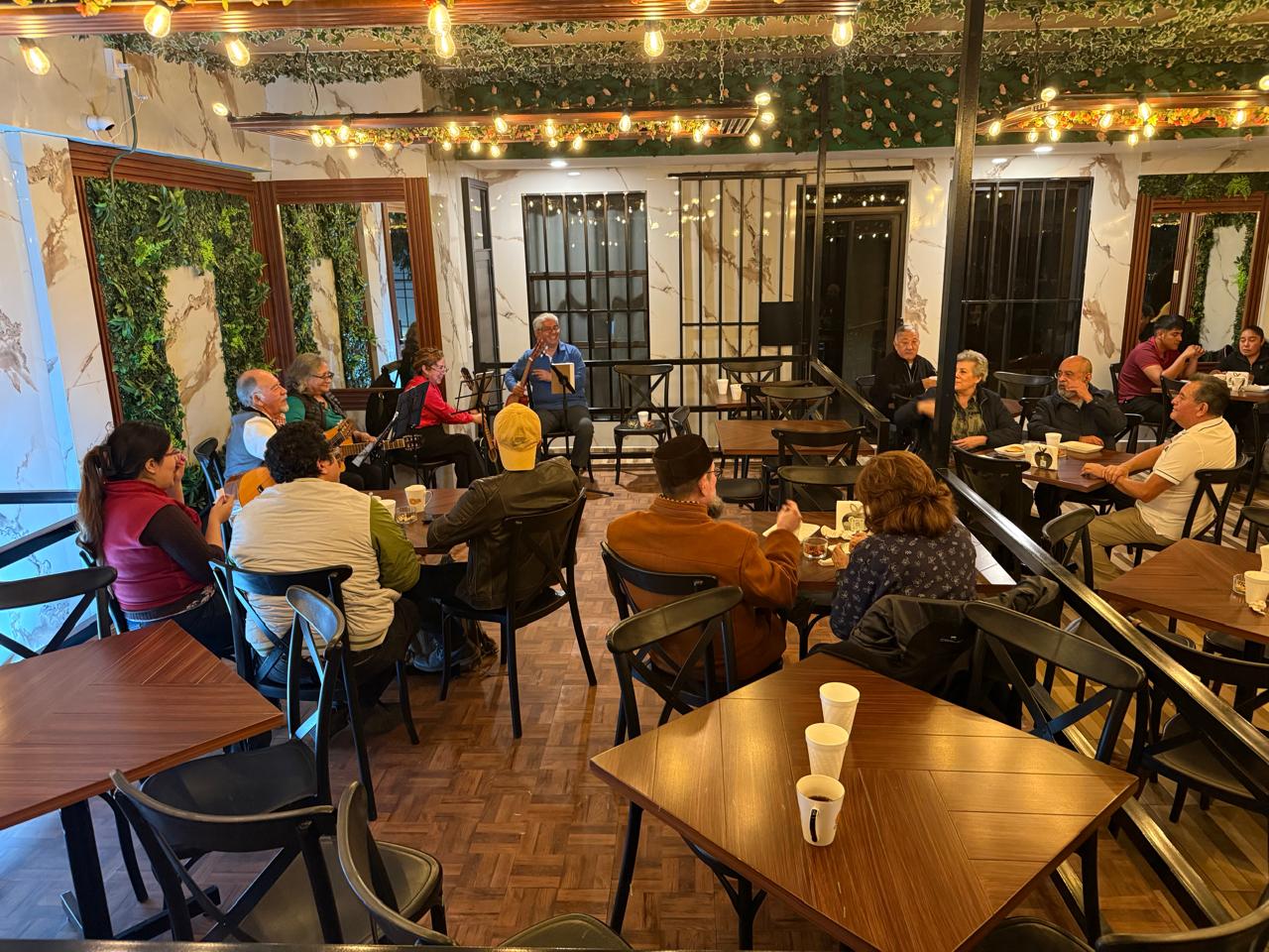 Terraza con ambiente musical